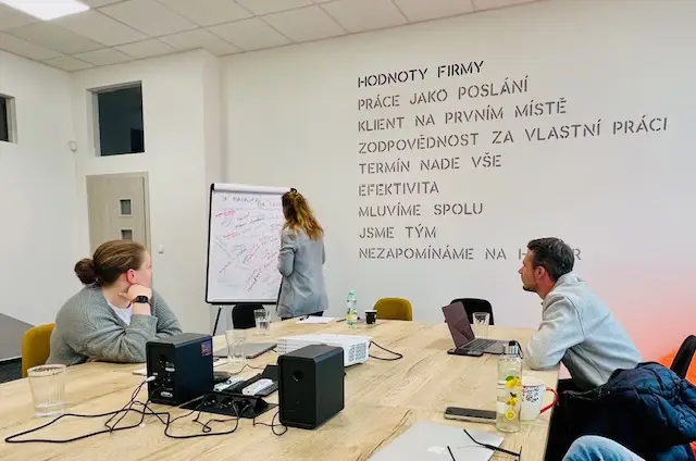 školení